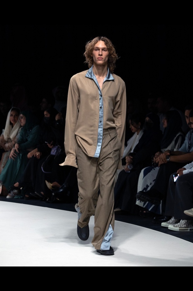 الرقي الخالد واللمسات العصرية.. مجموعة المصمم سعود العجاجي لعلامة MAZROOD في أسبوع الأزياء في الرياض