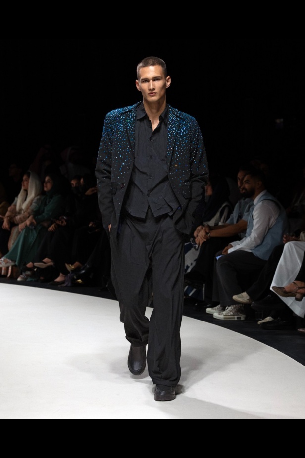 الرقي الخالد واللمسات العصرية.. مجموعة المصمم سعود العجاجي لعلامة MAZROOD في أسبوع الأزياء في الرياض