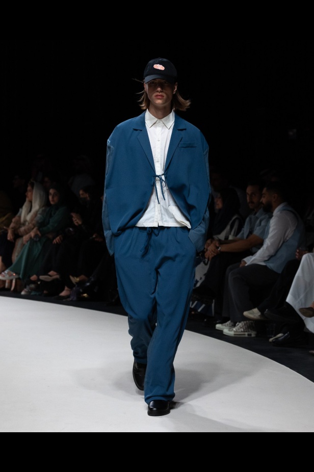 الرقي الخالد واللمسات العصرية.. مجموعة المصمم سعود العجاجي لعلامة MAZROOD في أسبوع الأزياء في الرياض