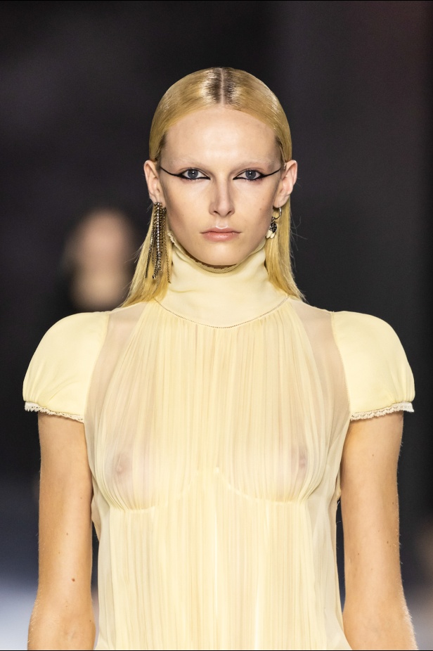 مجموعة Alexander McQueen لربيع وصيف 2024-2