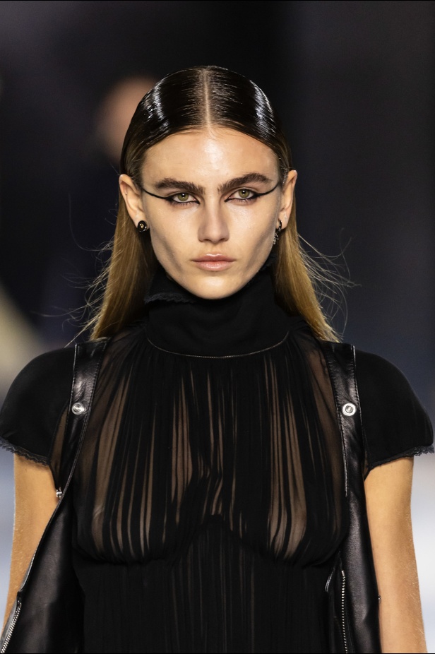 مجموعة Alexander McQueen لربيع وصيف 2024-2