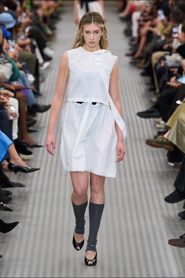 مجموعة Miu Miu لموسم ربيع وصيف 2025 تستكشف مراحل مختلفة من حياة الانسان 