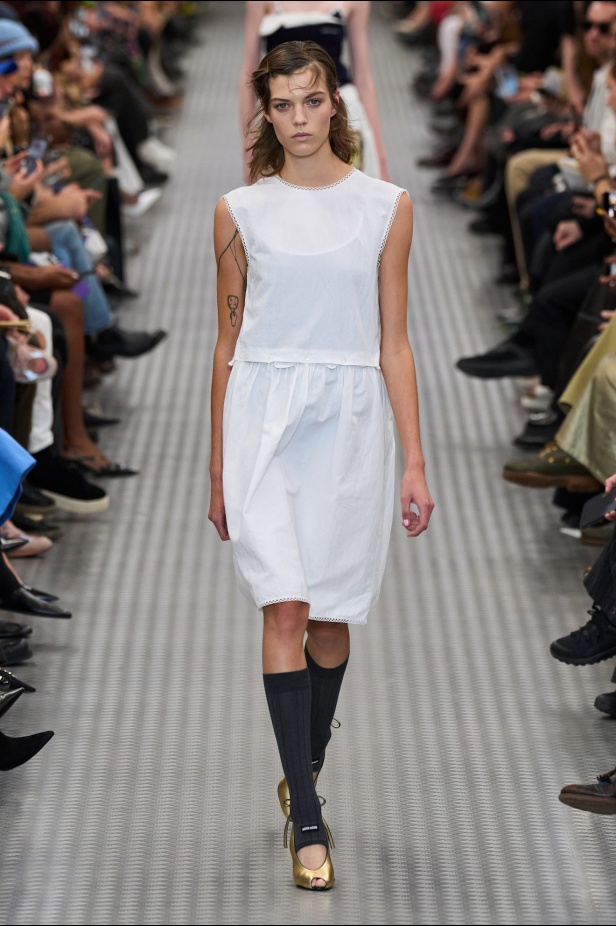 مجموعة Miu Miu لموسم ربيع وصيف 2025 تستكشف مراحل مختلفة من حياة الانسان 