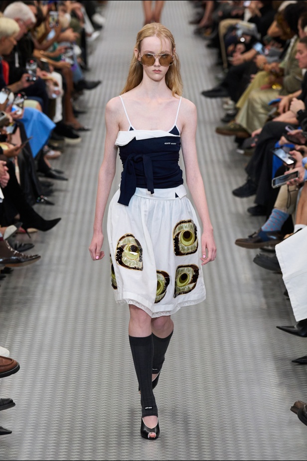 مجموعة Miu Miu لموسم ربيع وصيف 2025 تستكشف مراحل مختلفة من حياة الانسان 