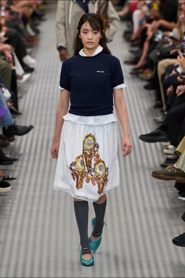 مجموعة Miu Miu لموسم ربيع وصيف 2025 تستكشف مراحل مختلفة من حياة الانسان 