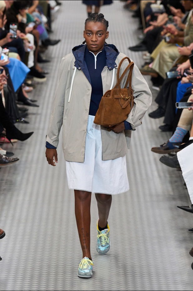 مجموعة Miu Miu لموسم ربيع وصيف 2025 تستكشف مراحل مختلفة من حياة الانسان 