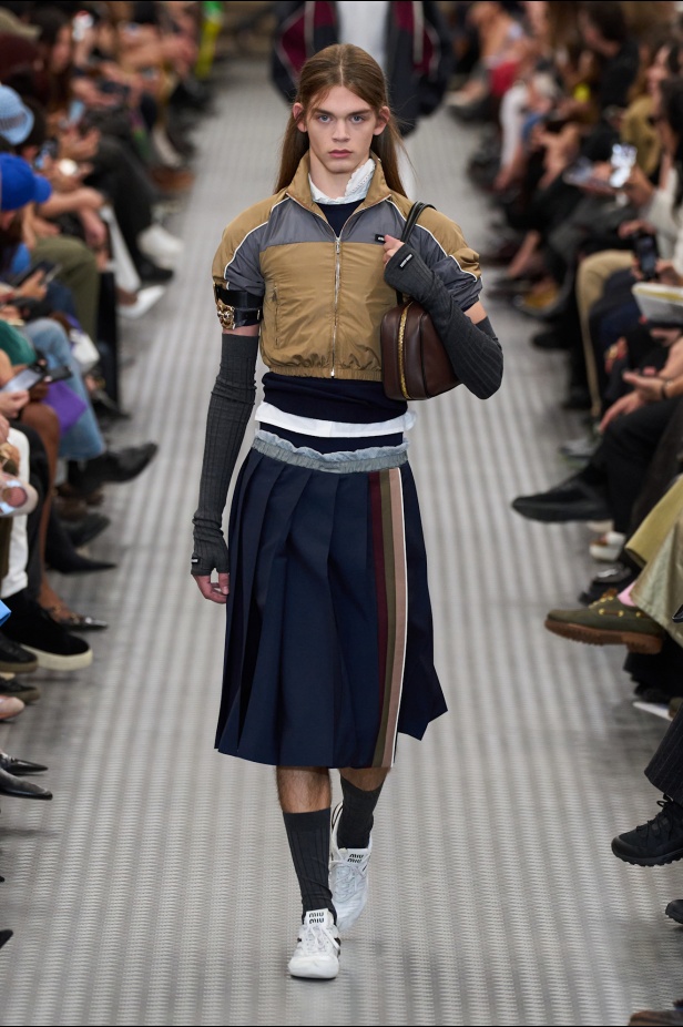 مجموعة Miu Miu لموسم ربيع وصيف 2025 تستكشف مراحل مختلفة من حياة الانسان 