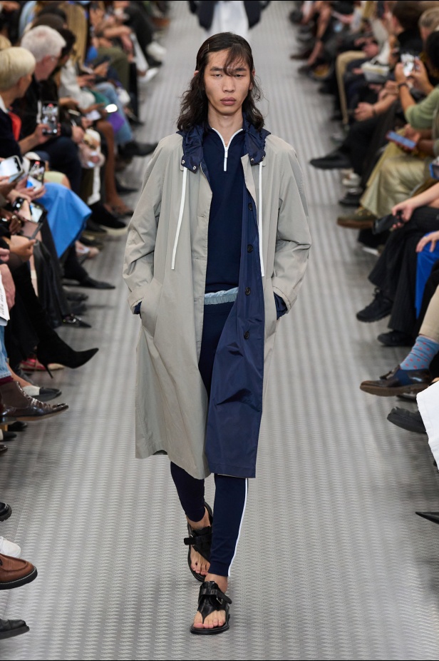 مجموعة Miu Miu لموسم ربيع وصيف 2025 تستكشف مراحل مختلفة من حياة الانسان 