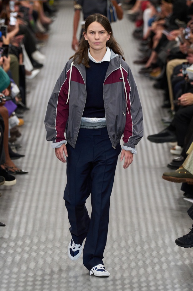 مجموعة Miu Miu لموسم ربيع وصيف 2025 تستكشف مراحل مختلفة من حياة الانسان 