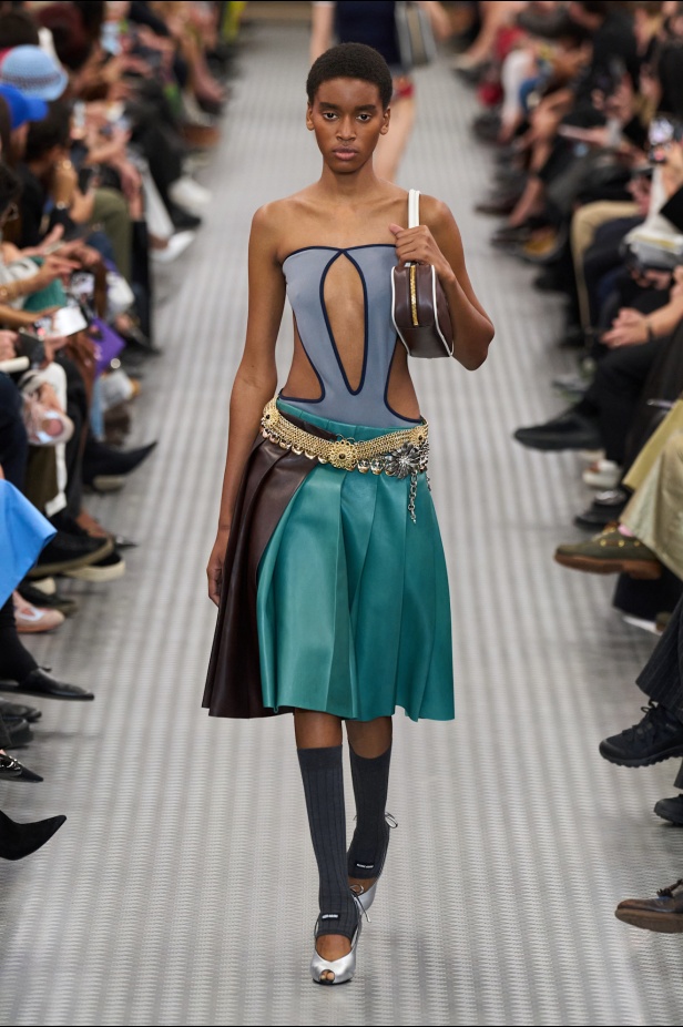 مجموعة Miu Miu لموسم ربيع وصيف 2025 تستكشف مراحل مختلفة من حياة الانسان 