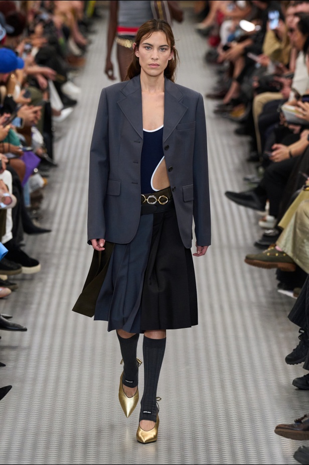 مجموعة Miu Miu لموسم ربيع وصيف 2025 تستكشف مراحل مختلفة من حياة الانسان 