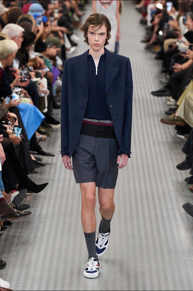 مجموعة Miu Miu لموسم ربيع وصيف 2025 تستكشف مراحل مختلفة من حياة الانسان 