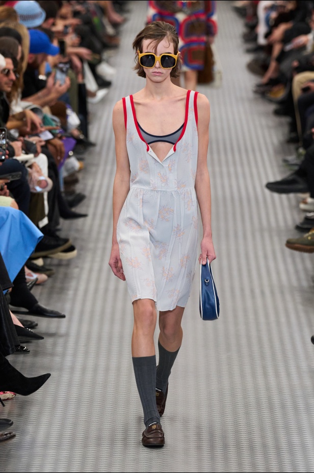 مجموعة Miu Miu لموسم ربيع وصيف 2025 تستكشف مراحل مختلفة من حياة الانسان 