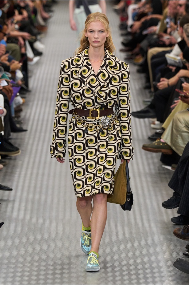 مجموعة Miu Miu لموسم ربيع وصيف 2025 تستكشف مراحل مختلفة من حياة الانسان 