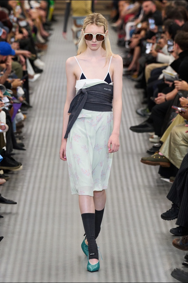 مجموعة Miu Miu لموسم ربيع وصيف 2025 تستكشف مراحل مختلفة من حياة الانسان 