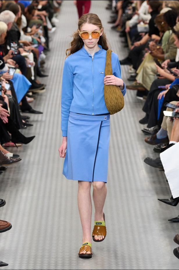 مجموعة Miu Miu لموسم ربيع وصيف 2025 تستكشف مراحل مختلفة من حياة الانسان 