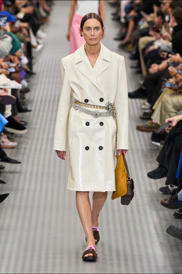 مجموعة Miu Miu لموسم ربيع وصيف 2025 تستكشف مراحل مختلفة من حياة الانسان 