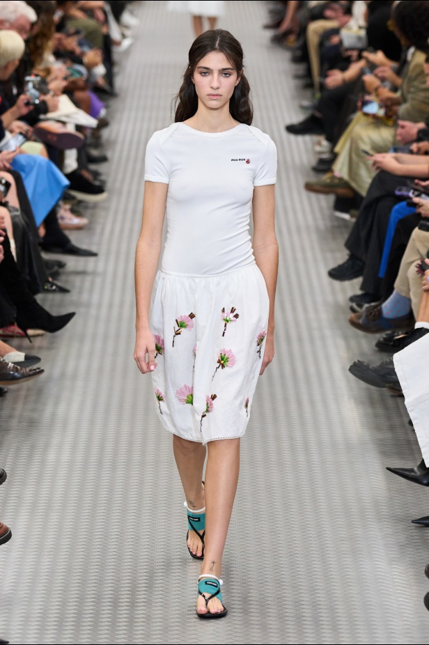 مجموعة Miu Miu لموسم ربيع وصيف 2025 تستكشف مراحل مختلفة من حياة الانسان 