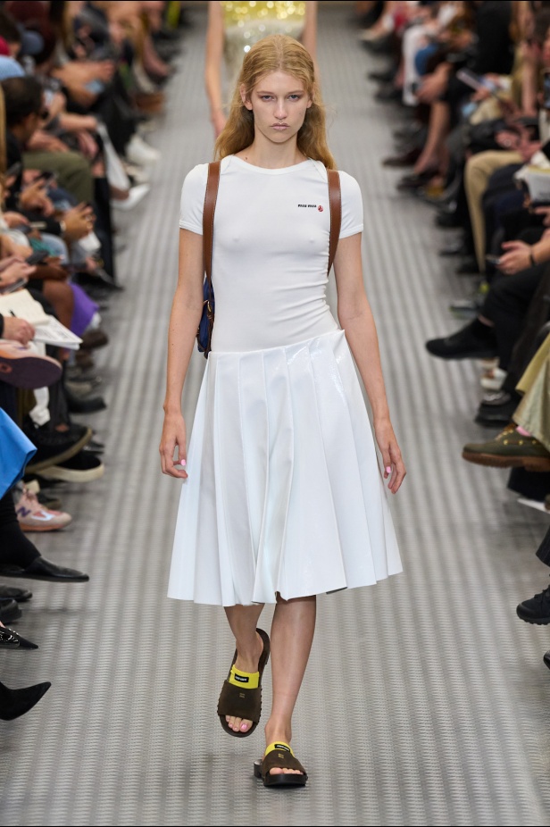 مجموعة Miu Miu لموسم ربيع وصيف 2025 تستكشف مراحل مختلفة من حياة الانسان 