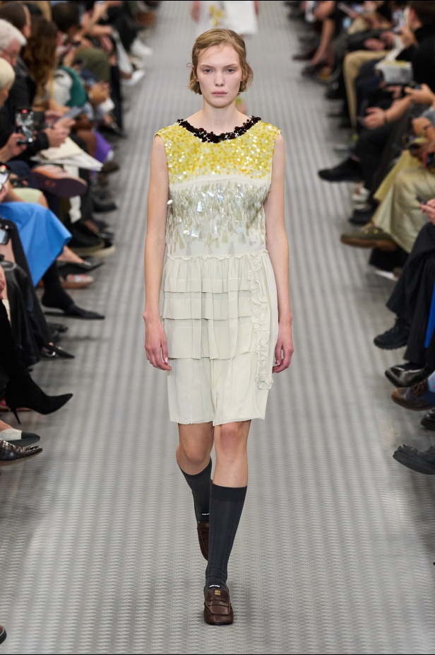 مجموعة Miu Miu لموسم ربيع وصيف 2025 تستكشف مراحل مختلفة من حياة الانسان 