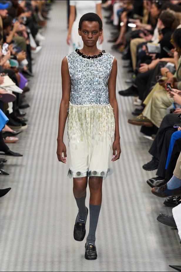 مجموعة Miu Miu لموسم ربيع وصيف 2025 تستكشف مراحل مختلفة من حياة الانسان 