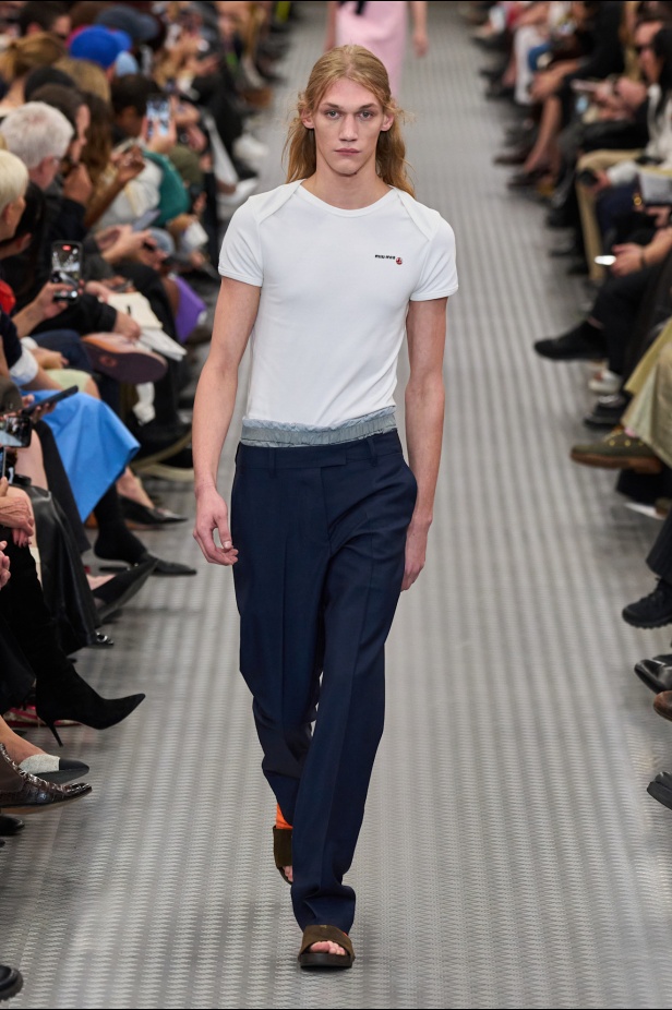 مجموعة Miu Miu لموسم ربيع وصيف 2025 تستكشف مراحل مختلفة من حياة الانسان 