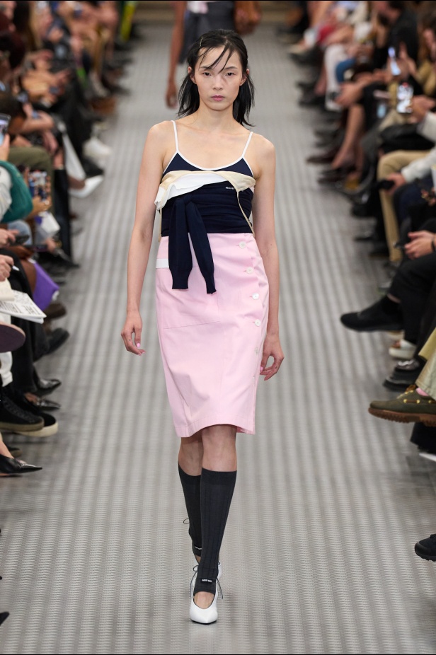 مجموعة Miu Miu لموسم ربيع وصيف 2025 تستكشف مراحل مختلفة من حياة الانسان 