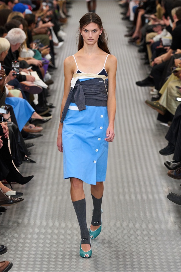 مجموعة Miu Miu لموسم ربيع وصيف 2025 تستكشف مراحل مختلفة من حياة الانسان 