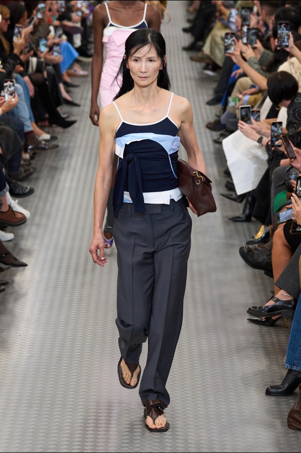 مجموعة Miu Miu لموسم ربيع وصيف 2025 تستكشف مراحل مختلفة من حياة الانسان 