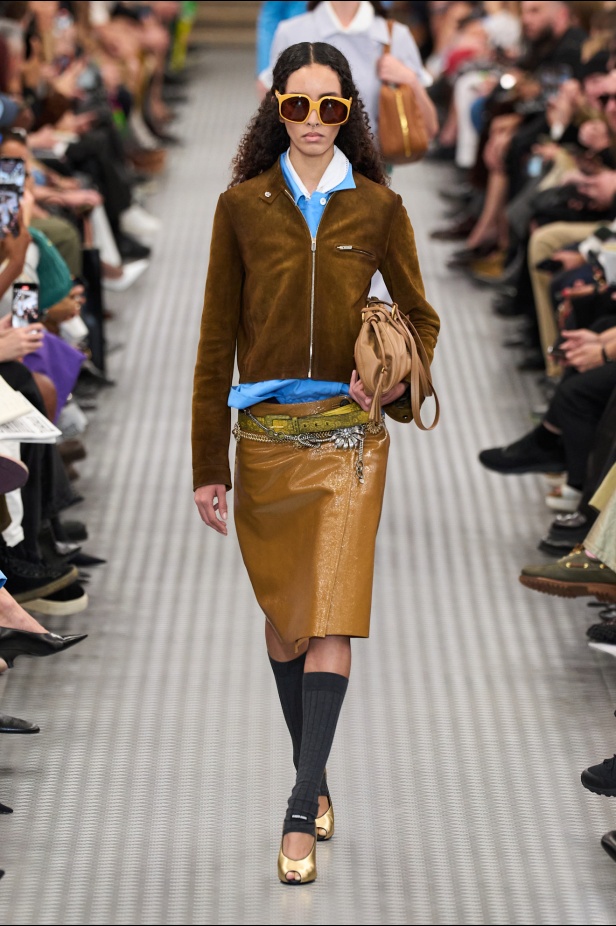 مجموعة Miu Miu لموسم ربيع وصيف 2025 تستكشف مراحل مختلفة من حياة الانسان 