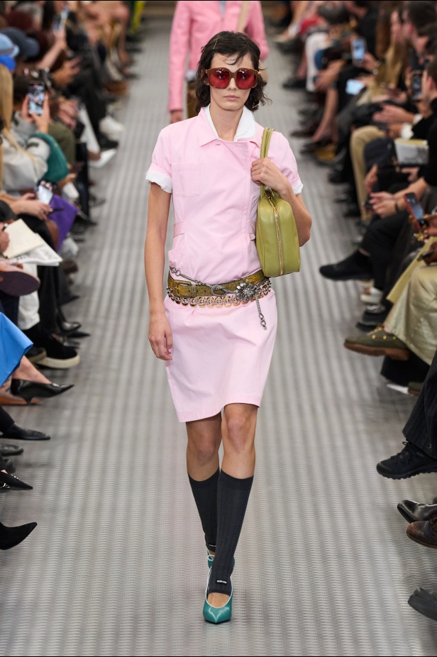 مجموعة Miu Miu لموسم ربيع وصيف 2025 تستكشف مراحل مختلفة من حياة الانسان 