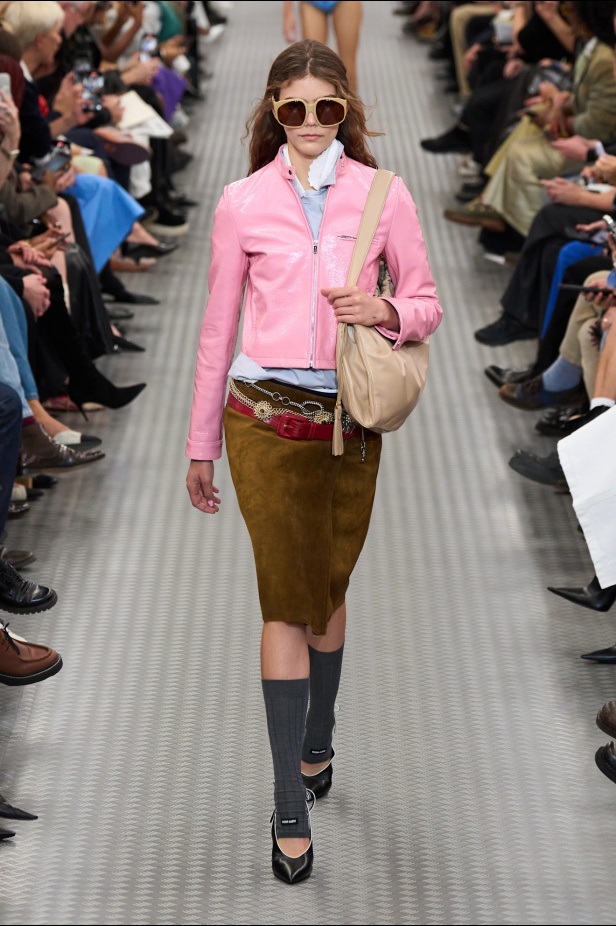 مجموعة Miu Miu لموسم ربيع وصيف 2025 تستكشف مراحل مختلفة من حياة الانسان 