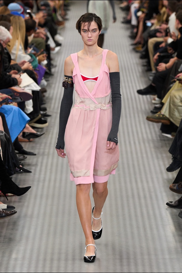 مجموعة Miu Miu لموسم ربيع وصيف 2025 تستكشف مراحل مختلفة من حياة الانسان 