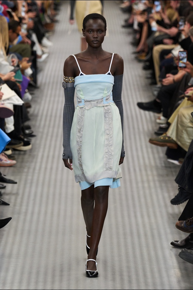 مجموعة Miu Miu لموسم ربيع وصيف 2025 تستكشف مراحل مختلفة من حياة الانسان 