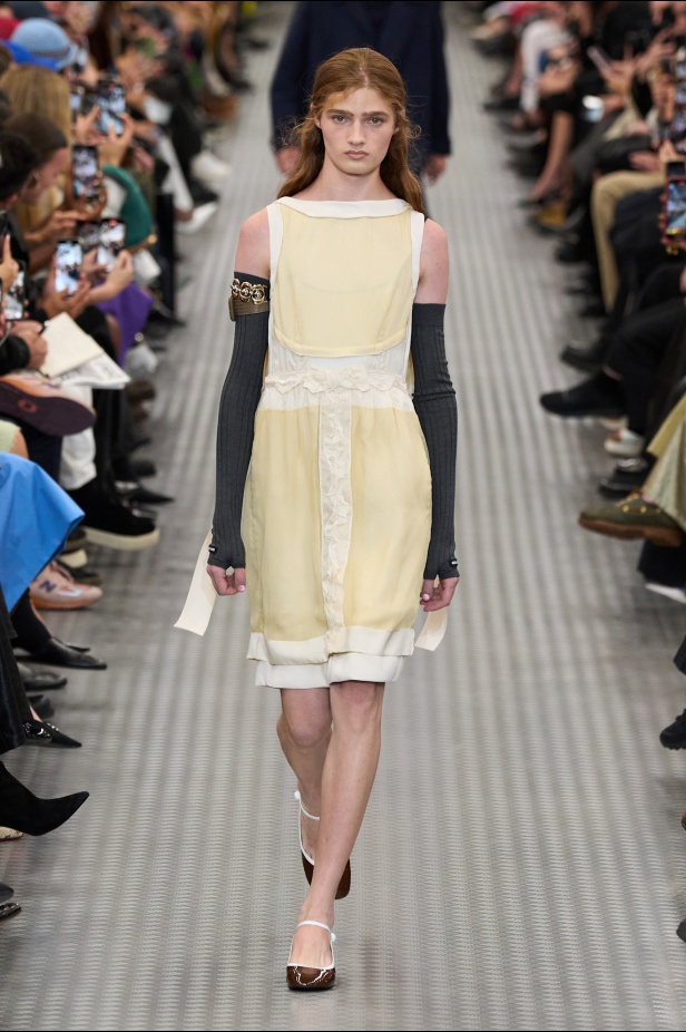 مجموعة Miu Miu لموسم ربيع وصيف 2025 تستكشف مراحل مختلفة من حياة الانسان 