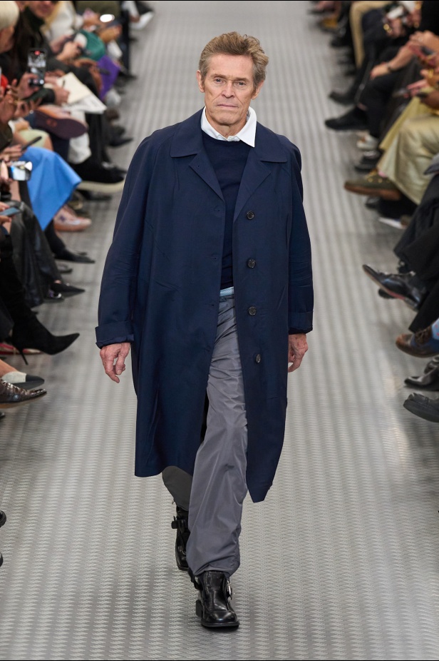 مجموعة Miu Miu لموسم ربيع وصيف 2025 تستكشف مراحل مختلفة من حياة الانسان 