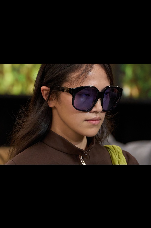 مجموعة Miu Miu لموسم ربيع وصيف 2025 تستكشف مراحل مختلفة من حياة الانسان 