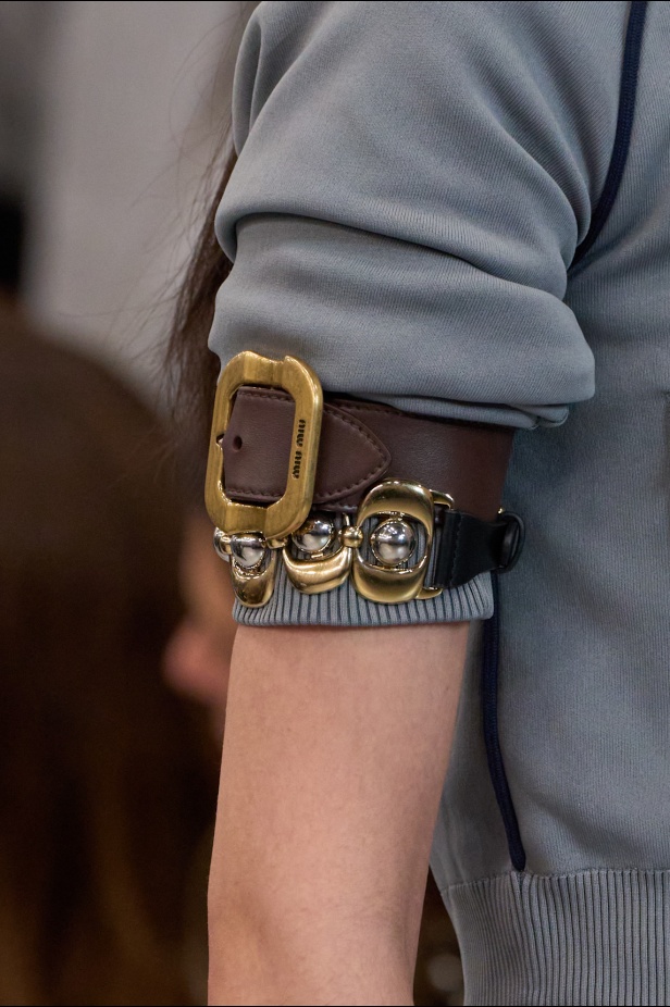 مجموعة Miu Miu لموسم ربيع وصيف 2025 تستكشف مراحل مختلفة من حياة الانسان 