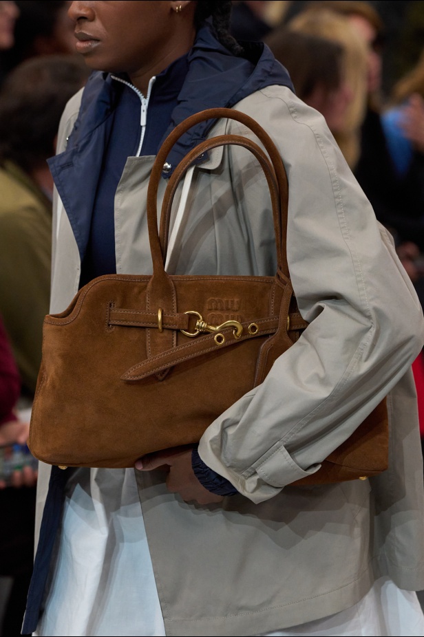 مجموعة Miu Miu لموسم ربيع وصيف 2025 تستكشف مراحل مختلفة من حياة الانسان 