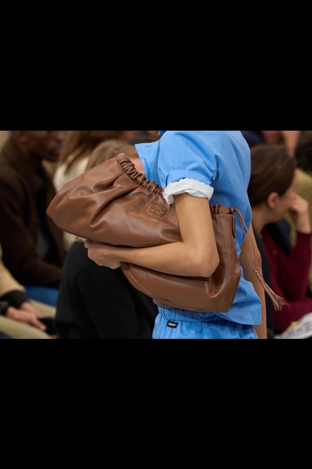 مجموعة Miu Miu لموسم ربيع وصيف 2025 تستكشف مراحل مختلفة من حياة الانسان 