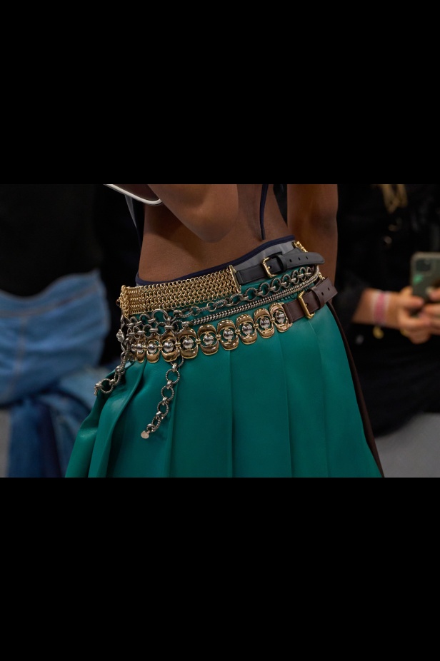 مجموعة Miu Miu لموسم ربيع وصيف 2025 تستكشف مراحل مختلفة من حياة الانسان 