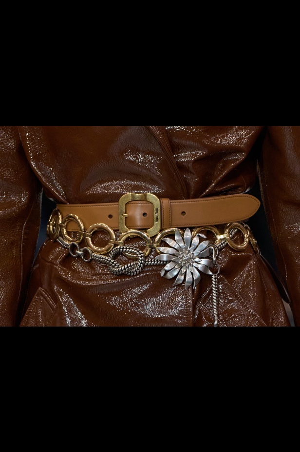 مجموعة Miu Miu لموسم ربيع وصيف 2025 تستكشف مراحل مختلفة من حياة الانسان 