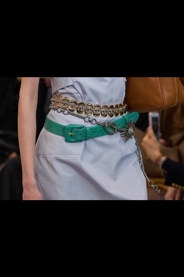 مجموعة Miu Miu لموسم ربيع وصيف 2025 تستكشف مراحل مختلفة من حياة الانسان 