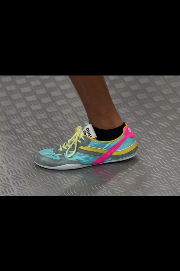 مجموعة Miu Miu لموسم ربيع وصيف 2025 تستكشف مراحل مختلفة من حياة الانسان 