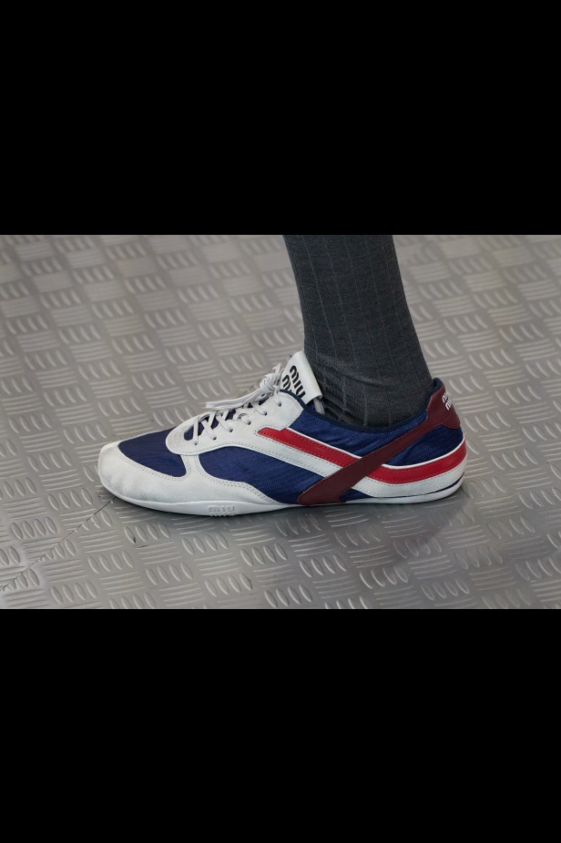 مجموعة Miu Miu لموسم ربيع وصيف 2025 تستكشف مراحل مختلفة من حياة الانسان 