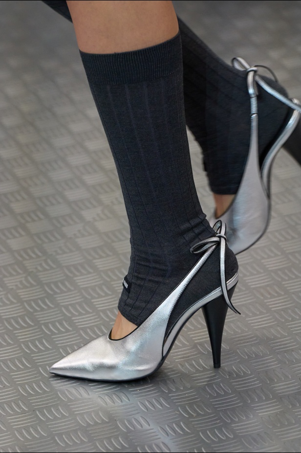 مجموعة Miu Miu لموسم ربيع وصيف 2025 تستكشف مراحل مختلفة من حياة الانسان 