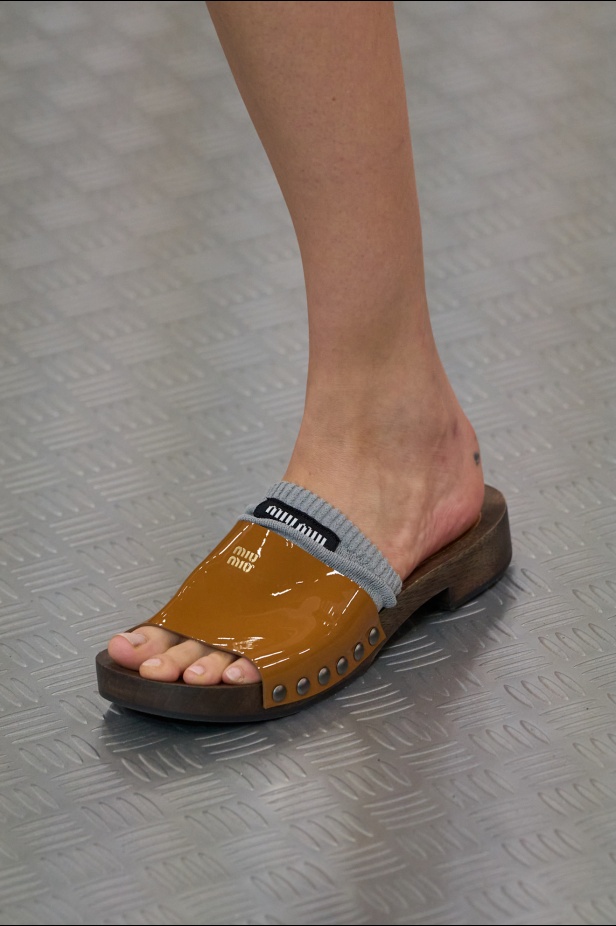 مجموعة Miu Miu لموسم ربيع وصيف 2025 تستكشف مراحل مختلفة من حياة الانسان 