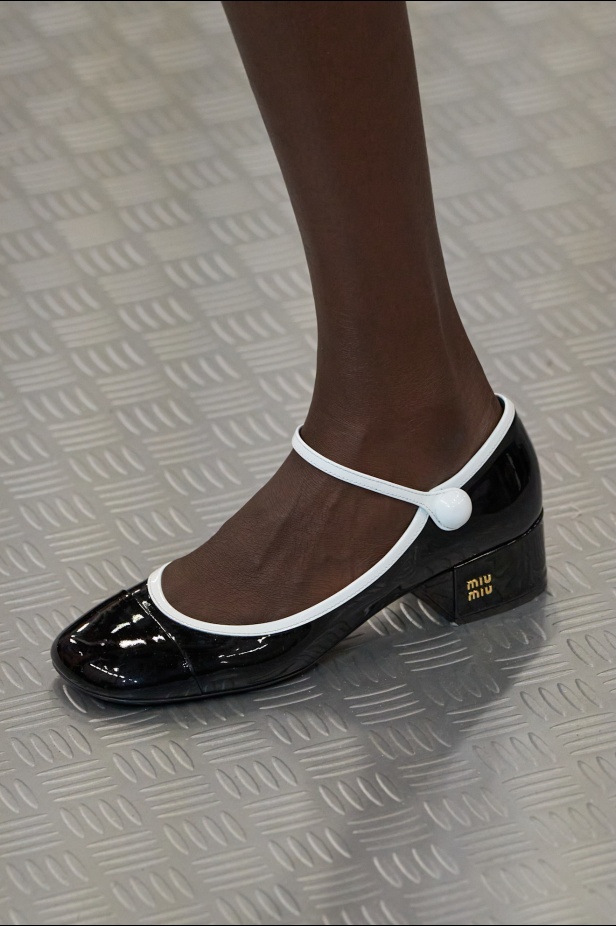 مجموعة Miu Miu لموسم ربيع وصيف 2025 تستكشف مراحل مختلفة من حياة الانسان 