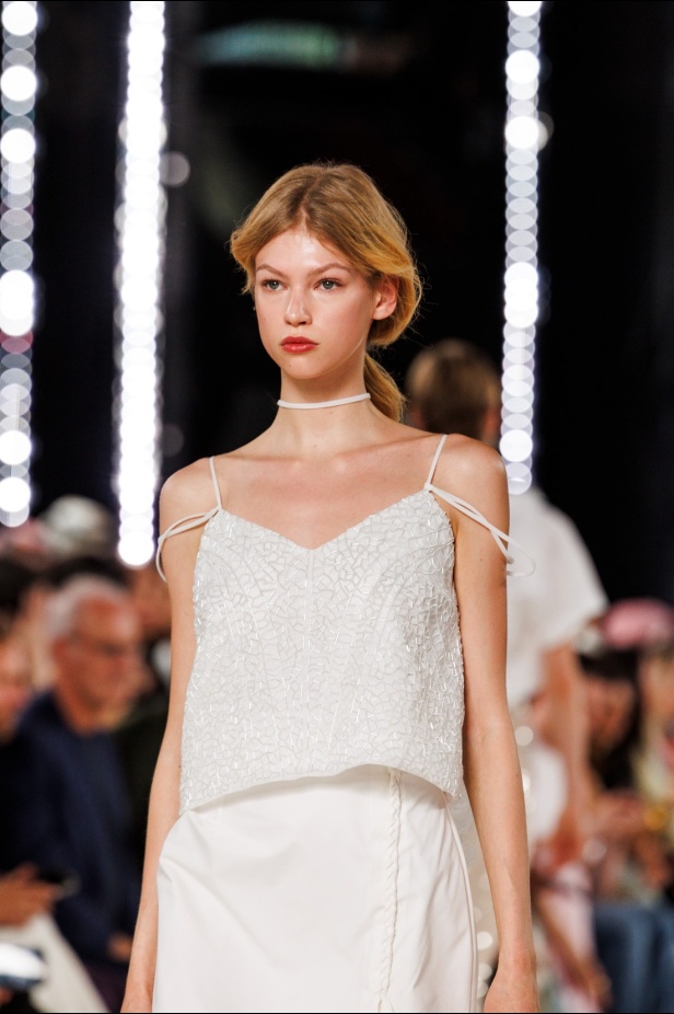 Razan Alazzouni تستلهم مجموعة الأزياء الجاهزة لربيع وصيف 2025 من سحر اللؤلؤ