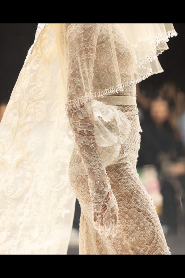 مجموعة تيما عابد للأزياء الراقية احتفال بالقوّة والأنوثة مع لمسة دراماتيكية